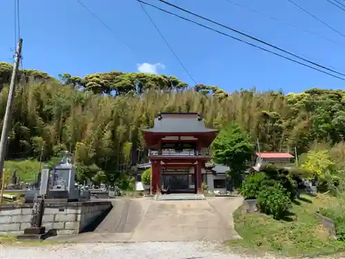 本顕寺の山門