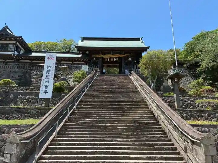 鎮西大社諏訪神社の{uncategorized: "未分類", other: "その他", undefined: "問題あり", building: "その他建物", grave: "お墓", sacred_gate: "鳥居", guardian: "狛犬", statue: "像", buddha: "仏像", history: "歴史", nature: "自然", garden: "庭園", animal: "動物", pagoda: "塔", temizu: "手水舎", mountain_gate: "山門・神門", sanctuary: "本殿・本堂", subordinate: "末社・摂社", art: "芸術", scenery: "景色", jizo: "地蔵", ema: "絵馬", goshuin: "御朱印", omikuji: "おみくじ", items: "授与品その他", amulet: "お守り", goshuincho: "御朱印帳", eats: "食事", festival: "お祭り", votive_dance: "神楽", shichigosan: "七五三参", wedding: "結婚式", experience: "体験その他", initially: "初詣", around: "周辺", anti_infection: "感染症対策"}
