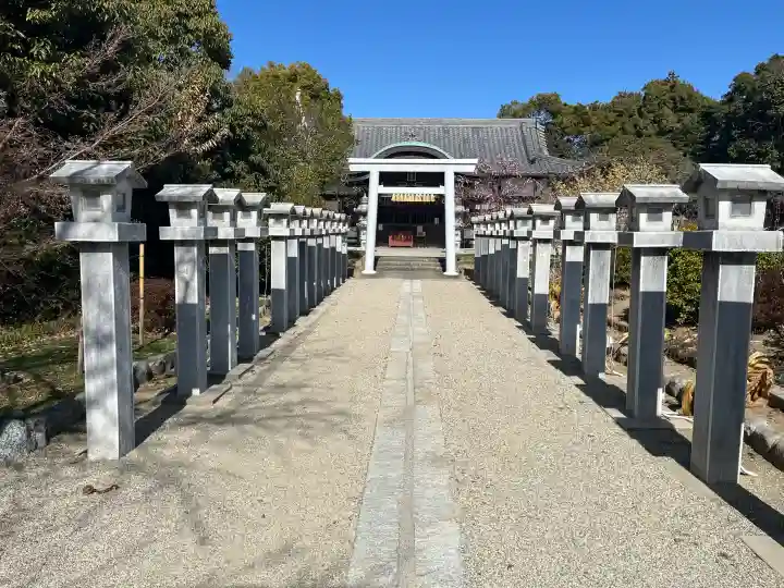 比佐豆知神社の{uncategorized: "未分類", other: "その他", undefined: "問題あり", building: "その他建物", grave: "お墓", sacred_gate: "鳥居", guardian: "狛犬", statue: "像", buddha: "仏像", history: "歴史", nature: "自然", garden: "庭園", animal: "動物", pagoda: "塔", temizu: "手水舎", mountain_gate: "山門・神門", sanctuary: "本殿・本堂", subordinate: "末社・摂社", art: "芸術", scenery: "景色", jizo: "地蔵", ema: "絵馬", goshuin: "御朱印", omikuji: "おみくじ", items: "授与品その他", amulet: "お守り", goshuincho: "御朱印帳", eats: "食事", festival: "お祭り", votive_dance: "神楽", shichigosan: "七五三参", wedding: "結婚式", experience: "体験その他", initially: "初詣", around: "周辺", anti_infection: "感染症対策"}