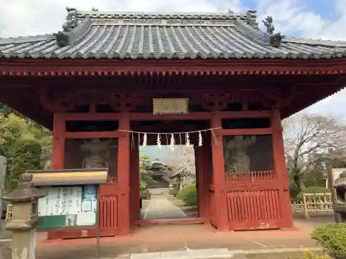 本興寺の{uncategorized: "未分類", other: "その他", undefined: "問題あり", building: "その他建物", grave: "お墓", sacred_gate: "鳥居", guardian: "狛犬", statue: "像", buddha: "仏像", history: "歴史", nature: "自然", garden: "庭園", animal: "動物", pagoda: "塔", temizu: "手水舎", mountain_gate: "山門・神門", sanctuary: "本殿・本堂", subordinate: "末社・摂社", art: "芸術", scenery: "景色", jizo: "地蔵", ema: "絵馬", goshuin: "御朱印", omikuji: "おみくじ", items: "授与品その他", amulet: "お守り", goshuincho: "御朱印帳", eats: "食事", festival: "お祭り", votive_dance: "神楽", shichigosan: "七五三参", wedding: "結婚式", experience: "体験その他", initially: "初詣", around: "周辺", anti_infection: "感染症対策"}