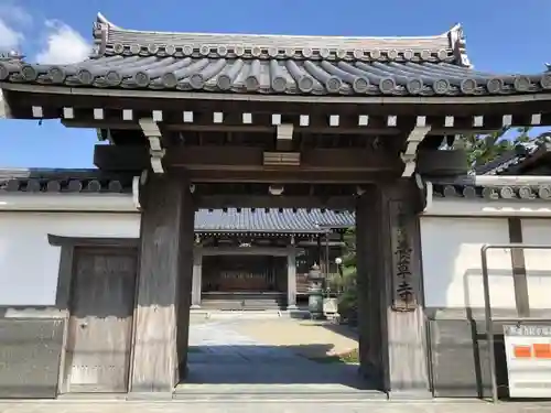 養草寺の山門