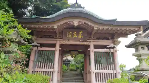 藥王院温泉寺の山門