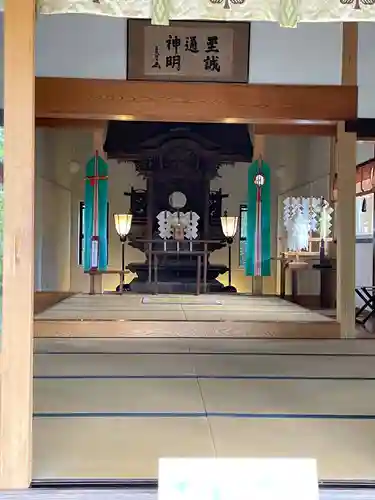 上中居諏訪神社の本殿