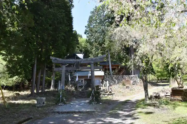 高尾穂見神社の{uncategorized: "未分類", other: "その他", undefined: "問題あり", building: "その他建物", grave: "お墓", sacred_gate: "鳥居", guardian: "狛犬", statue: "像", buddha: "仏像", history: "歴史", nature: "自然", garden: "庭園", animal: "動物", pagoda: "塔", temizu: "手水舎", mountain_gate: "山門・神門", sanctuary: "本殿・本堂", subordinate: "末社・摂社", art: "芸術", scenery: "景色", jizo: "地蔵", ema: "絵馬", goshuin: "御朱印", omikuji: "おみくじ", items: "授与品その他", amulet: "お守り", goshuincho: "御朱印帳", eats: "食事", festival: "お祭り", votive_dance: "神楽", shichigosan: "七五三参", wedding: "結婚式", experience: "体験その他", initially: "初詣", around: "周辺", anti_infection: "感染症対策"}