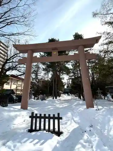 琴似神社の{uncategorized: "未分類", other: "その他", undefined: "問題あり", building: "その他建物", grave: "お墓", sacred_gate: "鳥居", guardian: "狛犬", statue: "像", buddha: "仏像", history: "歴史", nature: "自然", garden: "庭園", animal: "動物", pagoda: "塔", temizu: "手水舎", mountain_gate: "山門・神門", sanctuary: "本殿・本堂", subordinate: "末社・摂社", art: "芸術", scenery: "景色", jizo: "地蔵", ema: "絵馬", goshuin: "御朱印", omikuji: "おみくじ", items: "授与品その他", amulet: "お守り", goshuincho: "御朱印帳", eats: "食事", festival: "お祭り", votive_dance: "神楽", shichigosan: "七五三参", wedding: "結婚式", experience: "体験その他", initially: "初詣", around: "周辺", anti_infection: "感染症対策"}