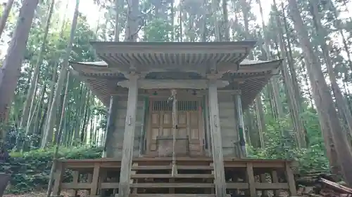 三峰神社の本殿