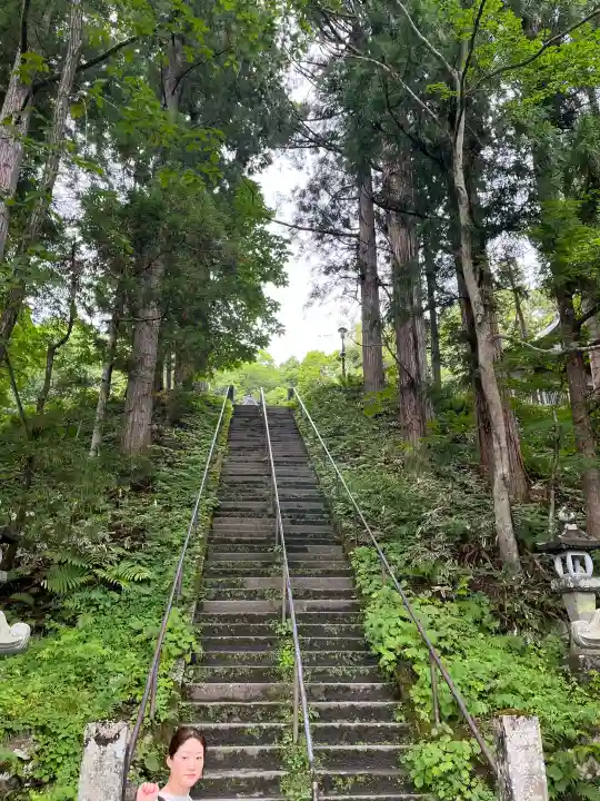 戸隠神社中社の{uncategorized: "未分類", other: "その他", undefined: "問題あり", building: "その他建物", grave: "お墓", sacred_gate: "鳥居", guardian: "狛犬", statue: "像", buddha: "仏像", history: "歴史", nature: "自然", garden: "庭園", animal: "動物", pagoda: "塔", temizu: "手水舎", mountain_gate: "山門・神門", sanctuary: "本殿・本堂", subordinate: "末社・摂社", art: "芸術", scenery: "景色", jizo: "地蔵", ema: "絵馬", goshuin: "御朱印", omikuji: "おみくじ", items: "授与品その他", amulet: "お守り", goshuincho: "御朱印帳", eats: "食事", festival: "お祭り", votive_dance: "神楽", shichigosan: "七五三参", wedding: "結婚式", experience: "体験その他", initially: "初詣", around: "周辺", anti_infection: "感染症対策"}