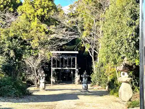 衣比原神社の建物その他