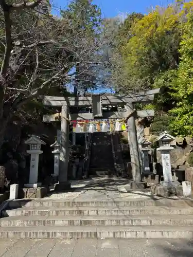 師岡熊野神社の{uncategorized: "未分類", other: "その他", undefined: "問題あり", building: "その他建物", grave: "お墓", sacred_gate: "鳥居", guardian: "狛犬", statue: "像", buddha: "仏像", history: "歴史", nature: "自然", garden: "庭園", animal: "動物", pagoda: "塔", temizu: "手水舎", mountain_gate: "山門・神門", sanctuary: "本殿・本堂", subordinate: "末社・摂社", art: "芸術", scenery: "景色", jizo: "地蔵", ema: "絵馬", goshuin: "御朱印", omikuji: "おみくじ", items: "授与品その他", amulet: "お守り", goshuincho: "御朱印帳", eats: "食事", festival: "お祭り", votive_dance: "神楽", shichigosan: "七五三参", wedding: "結婚式", experience: "体験その他", initially: "初詣", around: "周辺", anti_infection: "感染症対策"}
