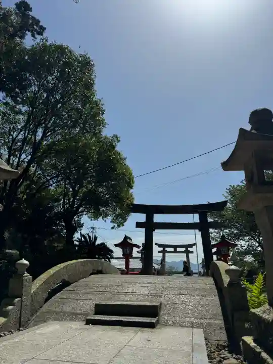 宗像大社中津宮の{uncategorized: "未分類", other: "その他", undefined: "問題あり", building: "その他建物", grave: "お墓", sacred_gate: "鳥居", guardian: "狛犬", statue: "像", buddha: "仏像", history: "歴史", nature: "自然", garden: "庭園", animal: "動物", pagoda: "塔", temizu: "手水舎", mountain_gate: "山門・神門", sanctuary: "本殿・本堂", subordinate: "末社・摂社", art: "芸術", scenery: "景色", jizo: "地蔵", ema: "絵馬", goshuin: "御朱印", omikuji: "おみくじ", items: "授与品その他", amulet: "お守り", goshuincho: "御朱印帳", eats: "食事", festival: "お祭り", votive_dance: "神楽", shichigosan: "七五三参", wedding: "結婚式", experience: "体験その他", initially: "初詣", around: "周辺", anti_infection: "感染症対策"}
