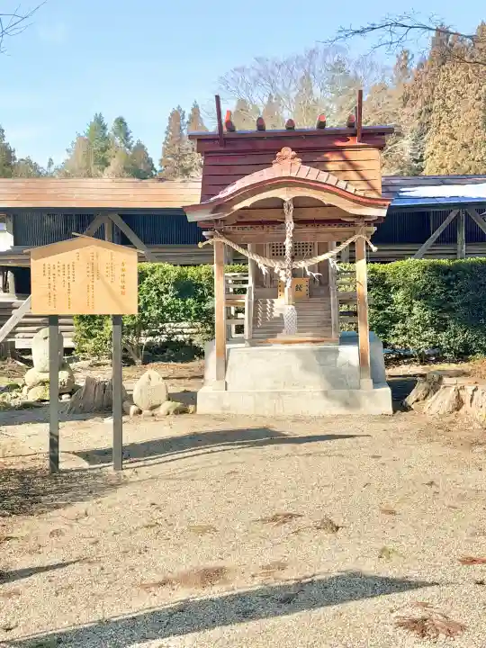 熊野神社の{uncategorized: "未分類", other: "その他", undefined: "問題あり", building: "その他建物", grave: "お墓", sacred_gate: "鳥居", guardian: "狛犬", statue: "像", buddha: "仏像", history: "歴史", nature: "自然", garden: "庭園", animal: "動物", pagoda: "塔", temizu: "手水舎", mountain_gate: "山門・神門", sanctuary: "本殿・本堂", subordinate: "末社・摂社", art: "芸術", scenery: "景色", jizo: "地蔵", ema: "絵馬", goshuin: "御朱印", omikuji: "おみくじ", items: "授与品その他", amulet: "お守り", goshuincho: "御朱印帳", eats: "食事", festival: "お祭り", votive_dance: "神楽", shichigosan: "七五三参", wedding: "結婚式", experience: "体験その他", initially: "初詣", around: "周辺", anti_infection: "感染症対策"}