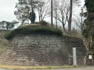 春日山神社の{uncategorized: "未分類", other: "その他", undefined: "問題あり", building: "その他建物", grave: "お墓", sacred_gate: "鳥居", guardian: "狛犬", statue: "像", buddha: "仏像", history: "歴史", nature: "自然", garden: "庭園", animal: "動物", pagoda: "塔", temizu: "手水舎", mountain_gate: "山門・神門", sanctuary: "本殿・本堂", subordinate: "末社・摂社", art: "芸術", scenery: "景色", jizo: "地蔵", ema: "絵馬", goshuin: "御朱印", omikuji: "おみくじ", items: "授与品その他", amulet: "お守り", goshuincho: "御朱印帳", eats: "食事", festival: "お祭り", votive_dance: "神楽", shichigosan: "七五三参", wedding: "結婚式", experience: "体験その他", initially: "初詣", around: "周辺", anti_infection: "感染症対策"}