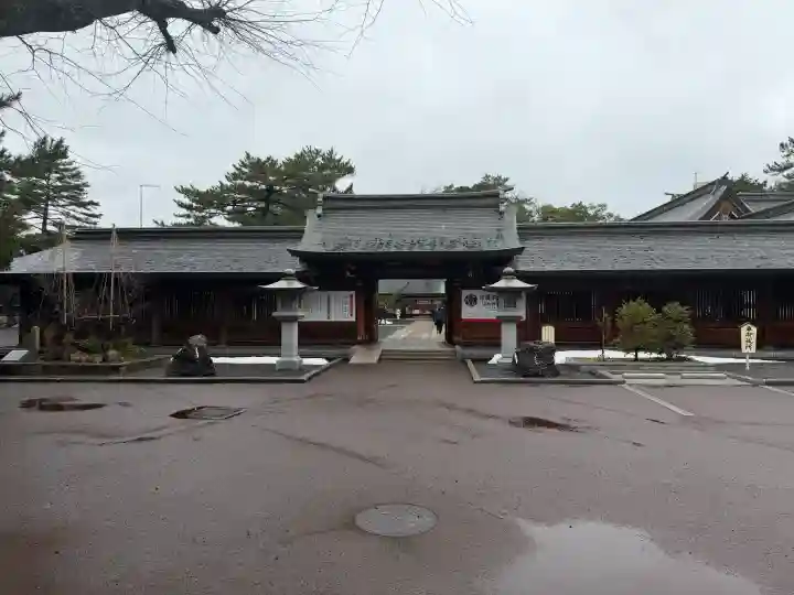 氣比神宮の{uncategorized: "未分類", other: "その他", undefined: "問題あり", building: "その他建物", grave: "お墓", sacred_gate: "鳥居", guardian: "狛犬", statue: "像", buddha: "仏像", history: "歴史", nature: "自然", garden: "庭園", animal: "動物", pagoda: "塔", temizu: "手水舎", mountain_gate: "山門・神門", sanctuary: "本殿・本堂", subordinate: "末社・摂社", art: "芸術", scenery: "景色", jizo: "地蔵", ema: "絵馬", goshuin: "御朱印", omikuji: "おみくじ", items: "授与品その他", amulet: "お守り", goshuincho: "御朱印帳", eats: "食事", festival: "お祭り", votive_dance: "神楽", shichigosan: "七五三参", wedding: "結婚式", experience: "体験その他", initially: "初詣", around: "周辺", anti_infection: "感染症対策"}