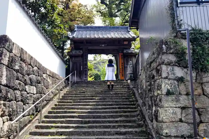 瀧山寺の山門・神門