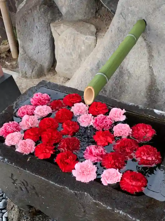 差出磯大嶽山神社 仕事と健康と厄よけの神さまの手水舎