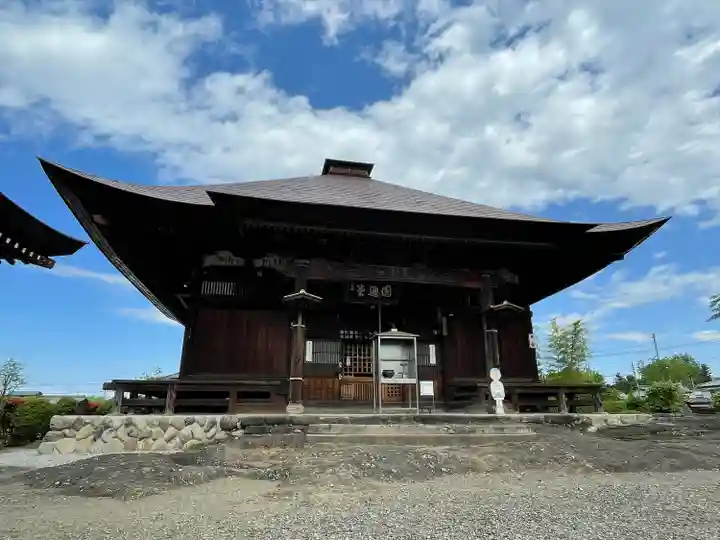 龍石寺の本殿・本堂