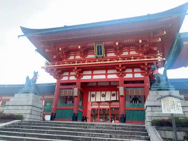 伏見稲荷大社の山門・神門