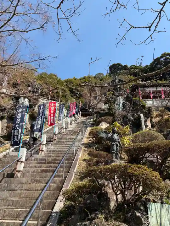 建長寺 半僧坊の{uncategorized: "未分類", other: "その他", undefined: "問題あり", building: "その他建物", grave: "お墓", sacred_gate: "鳥居", guardian: "狛犬", statue: "像", buddha: "仏像", history: "歴史", nature: "自然", garden: "庭園", animal: "動物", pagoda: "塔", temizu: "手水舎", mountain_gate: "山門・神門", sanctuary: "本殿・本堂", subordinate: "末社・摂社", art: "芸術", scenery: "景色", jizo: "地蔵", ema: "絵馬", goshuin: "御朱印", omikuji: "おみくじ", items: "授与品その他", amulet: "お守り", goshuincho: "御朱印帳", eats: "食事", festival: "お祭り", votive_dance: "神楽", shichigosan: "七五三参", wedding: "結婚式", experience: "体験その他", initially: "初詣", around: "周辺", anti_infection: "感染症対策"}