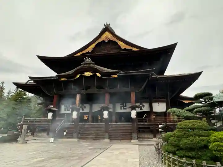 善光寺の{uncategorized: "未分類", other: "その他", undefined: "問題あり", building: "その他建物", grave: "お墓", sacred_gate: "鳥居", guardian: "狛犬", statue: "像", buddha: "仏像", history: "歴史", nature: "自然", garden: "庭園", animal: "動物", pagoda: "塔", temizu: "手水舎", mountain_gate: "山門・神門", sanctuary: "本殿・本堂", subordinate: "末社・摂社", art: "芸術", scenery: "景色", jizo: "地蔵", ema: "絵馬", goshuin: "御朱印", omikuji: "おみくじ", items: "授与品その他", amulet: "お守り", goshuincho: "御朱印帳", eats: "食事", festival: "お祭り", votive_dance: "神楽", shichigosan: "七五三参", wedding: "結婚式", experience: "体験その他", initially: "初詣", around: "周辺", anti_infection: "感染症対策"}