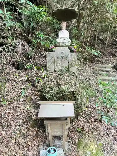 観音寺（岩屋観音）の{uncategorized: "未分類", other: "その他", undefined: "問題あり", building: "その他建物", grave: "お墓", sacred_gate: "鳥居", guardian: "狛犬", statue: "像", buddha: "仏像", history: "歴史", nature: "自然", garden: "庭園", animal: "動物", pagoda: "塔", temizu: "手水舎", mountain_gate: "山門・神門", sanctuary: "本殿・本堂", subordinate: "末社・摂社", art: "芸術", scenery: "景色", jizo: "地蔵", ema: "絵馬", goshuin: "御朱印", omikuji: "おみくじ", items: "授与品その他", amulet: "お守り", goshuincho: "御朱印帳", eats: "食事", festival: "お祭り", votive_dance: "神楽", shichigosan: "七五三参", wedding: "結婚式", experience: "体験その他", initially: "初詣", around: "周辺", anti_infection: "感染症対策"}