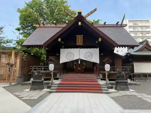 札幌諏訪神社の{uncategorized: "未分類", other: "その他", undefined: "問題あり", building: "その他建物", grave: "お墓", sacred_gate: "鳥居", guardian: "狛犬", statue: "像", buddha: "仏像", history: "歴史", nature: "自然", garden: "庭園", animal: "動物", pagoda: "塔", temizu: "手水舎", mountain_gate: "山門・神門", sanctuary: "本殿・本堂", subordinate: "末社・摂社", art: "芸術", scenery: "景色", jizo: "地蔵", ema: "絵馬", goshuin: "御朱印", omikuji: "おみくじ", items: "授与品その他", amulet: "お守り", goshuincho: "御朱印帳", eats: "食事", festival: "お祭り", votive_dance: "神楽", shichigosan: "七五三参", wedding: "結婚式", experience: "体験その他", initially: "初詣", around: "周辺", anti_infection: "感染症対策"}
