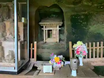 石像釈迦立像の本殿・本堂