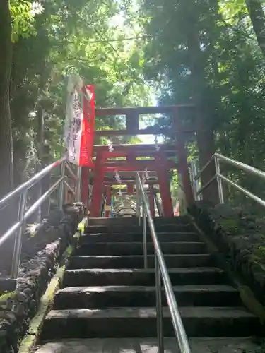 新屋山神社の鳥居