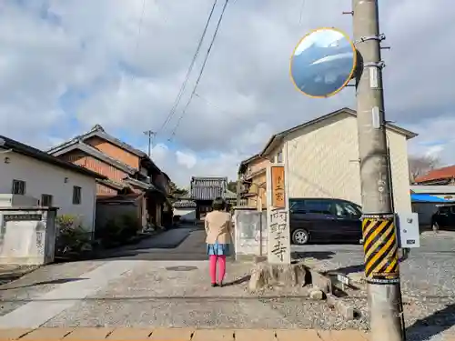 両聖寺の山門