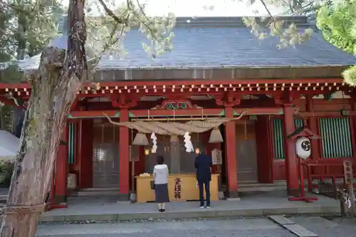 生島足島神社の本殿