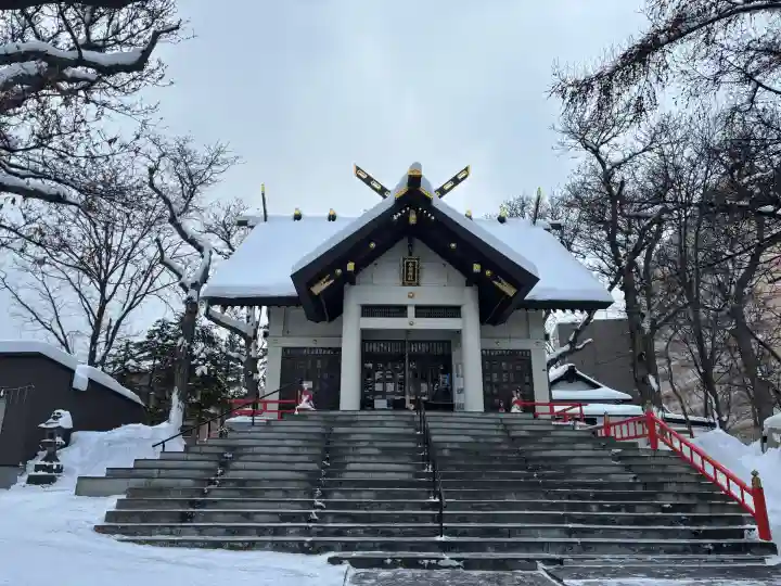 手稲神社の{uncategorized: "未分類", other: "その他", undefined: "問題あり", building: "その他建物", grave: "お墓", sacred_gate: "鳥居", guardian: "狛犬", statue: "像", buddha: "仏像", history: "歴史", nature: "自然", garden: "庭園", animal: "動物", pagoda: "塔", temizu: "手水舎", mountain_gate: "山門・神門", sanctuary: "本殿・本堂", subordinate: "末社・摂社", art: "芸術", scenery: "景色", jizo: "地蔵", ema: "絵馬", goshuin: "御朱印", omikuji: "おみくじ", items: "授与品その他", amulet: "お守り", goshuincho: "御朱印帳", eats: "食事", festival: "お祭り", votive_dance: "神楽", shichigosan: "七五三参", wedding: "結婚式", experience: "体験その他", initially: "初詣", around: "周辺", anti_infection: "感染症対策"}