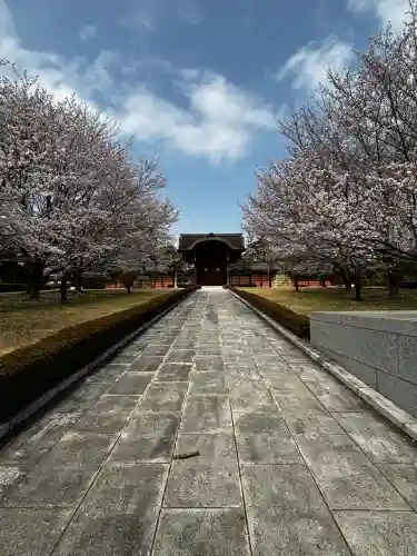 総持寺の{uncategorized: "未分類", other: "その他", undefined: "問題あり", building: "その他建物", grave: "お墓", sacred_gate: "鳥居", guardian: "狛犬", statue: "像", buddha: "仏像", history: "歴史", nature: "自然", garden: "庭園", animal: "動物", pagoda: "塔", temizu: "手水舎", mountain_gate: "山門・神門", sanctuary: "本殿・本堂", subordinate: "末社・摂社", art: "芸術", scenery: "景色", jizo: "地蔵", ema: "絵馬", goshuin: "御朱印", omikuji: "おみくじ", items: "授与品その他", amulet: "お守り", goshuincho: "御朱印帳", eats: "食事", festival: "お祭り", votive_dance: "神楽", shichigosan: "七五三参", wedding: "結婚式", experience: "体験その他", initially: "初詣", around: "周辺", anti_infection: "感染症対策"}