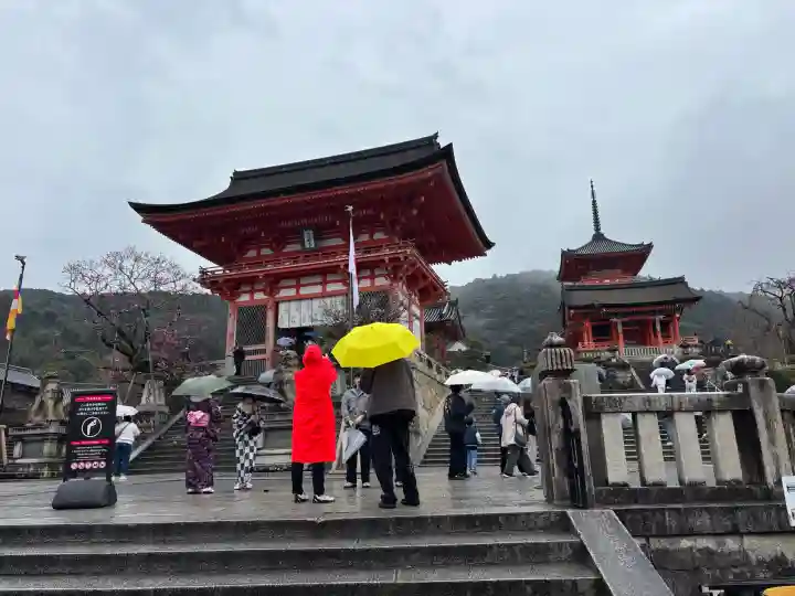清水寺の{uncategorized: "未分類", other: "その他", undefined: "問題あり", building: "その他建物", grave: "お墓", sacred_gate: "鳥居", guardian: "狛犬", statue: "像", buddha: "仏像", history: "歴史", nature: "自然", garden: "庭園", animal: "動物", pagoda: "塔", temizu: "手水舎", mountain_gate: "山門・神門", sanctuary: "本殿・本堂", subordinate: "末社・摂社", art: "芸術", scenery: "景色", jizo: "地蔵", ema: "絵馬", goshuin: "御朱印", omikuji: "おみくじ", items: "授与品その他", amulet: "お守り", goshuincho: "御朱印帳", eats: "食事", festival: "お祭り", votive_dance: "神楽", shichigosan: "七五三参", wedding: "結婚式", experience: "体験その他", initially: "初詣", around: "周辺", anti_infection: "感染症対策"}