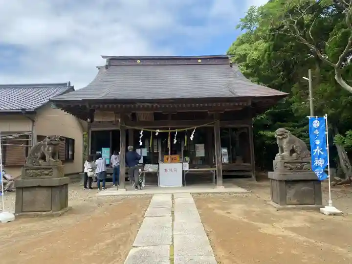 椿ノ海 水神社の{uncategorized: "未分類", other: "その他", undefined: "問題あり", building: "その他建物", grave: "お墓", sacred_gate: "鳥居", guardian: "狛犬", statue: "像", buddha: "仏像", history: "歴史", nature: "自然", garden: "庭園", animal: "動物", pagoda: "塔", temizu: "手水舎", mountain_gate: "山門・神門", sanctuary: "本殿・本堂", subordinate: "末社・摂社", art: "芸術", scenery: "景色", jizo: "地蔵", ema: "絵馬", goshuin: "御朱印", omikuji: "おみくじ", items: "授与品その他", amulet: "お守り", goshuincho: "御朱印帳", eats: "食事", festival: "お祭り", votive_dance: "神楽", shichigosan: "七五三参", wedding: "結婚式", experience: "体験その他", initially: "初詣", around: "周辺", anti_infection: "感染症対策"}