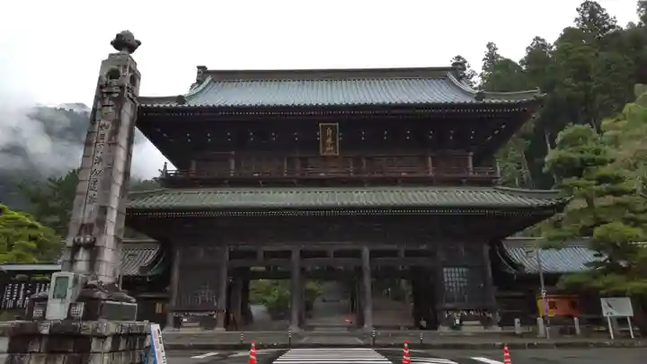 久遠寺の山門・神門