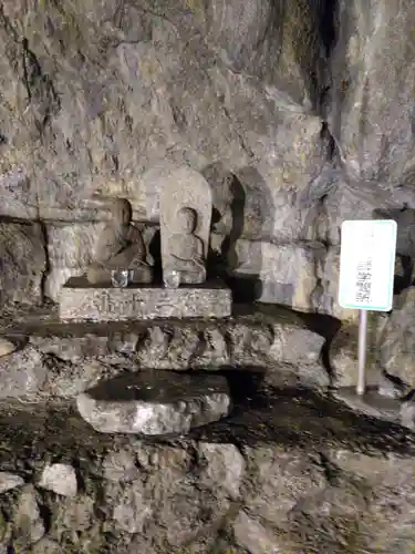 一石山神社の仏像