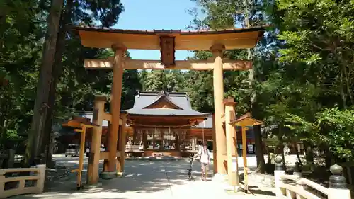 穂高神社本宮の鳥居