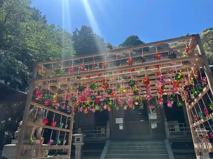 草薙神社の{uncategorized: "未分類", other: "その他", undefined: "問題あり", building: "その他建物", grave: "お墓", sacred_gate: "鳥居", guardian: "狛犬", statue: "像", buddha: "仏像", history: "歴史", nature: "自然", garden: "庭園", animal: "動物", pagoda: "塔", temizu: "手水舎", mountain_gate: "山門・神門", sanctuary: "本殿・本堂", subordinate: "末社・摂社", art: "芸術", scenery: "景色", jizo: "地蔵", ema: "絵馬", goshuin: "御朱印", omikuji: "おみくじ", items: "授与品その他", amulet: "お守り", goshuincho: "御朱印帳", eats: "食事", festival: "お祭り", votive_dance: "神楽", shichigosan: "七五三参", wedding: "結婚式", experience: "体験その他", initially: "初詣", around: "周辺", anti_infection: "感染症対策"}