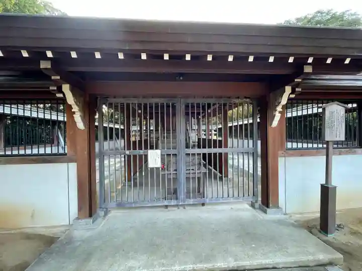 神武天皇社の山門・神門