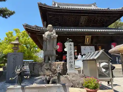 善通寺の{uncategorized: "未分類", other: "その他", undefined: "問題あり", building: "その他建物", grave: "お墓", sacred_gate: "鳥居", guardian: "狛犬", statue: "像", buddha: "仏像", history: "歴史", nature: "自然", garden: "庭園", animal: "動物", pagoda: "塔", temizu: "手水舎", mountain_gate: "山門・神門", sanctuary: "本殿・本堂", subordinate: "末社・摂社", art: "芸術", scenery: "景色", jizo: "地蔵", ema: "絵馬", goshuin: "御朱印", omikuji: "おみくじ", items: "授与品その他", amulet: "お守り", goshuincho: "御朱印帳", eats: "食事", festival: "お祭り", votive_dance: "神楽", shichigosan: "七五三参", wedding: "結婚式", experience: "体験その他", initially: "初詣", around: "周辺", anti_infection: "感染症対策"}