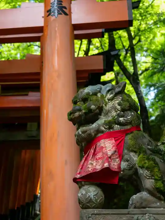 伏見稲荷大社 御膳谷奉拝所の{uncategorized: "未分類", other: "その他", undefined: "問題あり", building: "その他建物", grave: "お墓", sacred_gate: "鳥居", guardian: "狛犬", statue: "像", buddha: "仏像", history: "歴史", nature: "自然", garden: "庭園", animal: "動物", pagoda: "塔", temizu: "手水舎", mountain_gate: "山門・神門", sanctuary: "本殿・本堂", subordinate: "末社・摂社", art: "芸術", scenery: "景色", jizo: "地蔵", ema: "絵馬", goshuin: "御朱印", omikuji: "おみくじ", items: "授与品その他", amulet: "お守り", goshuincho: "御朱印帳", eats: "食事", festival: "お祭り", votive_dance: "神楽", shichigosan: "七五三参", wedding: "結婚式", experience: "体験その他", initially: "初詣", around: "周辺", anti_infection: "感染症対策"}