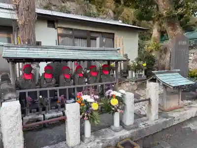 玉縄首塚(鎌倉の史蹟)の{uncategorized: "未分類", other: "その他", undefined: "問題あり", building: "その他建物", grave: "お墓", sacred_gate: "鳥居", guardian: "狛犬", statue: "像", buddha: "仏像", history: "歴史", nature: "自然", garden: "庭園", animal: "動物", pagoda: "塔", temizu: "手水舎", mountain_gate: "山門・神門", sanctuary: "本殿・本堂", subordinate: "末社・摂社", art: "芸術", scenery: "景色", jizo: "地蔵", ema: "絵馬", goshuin: "御朱印", omikuji: "おみくじ", items: "授与品その他", amulet: "お守り", goshuincho: "御朱印帳", eats: "食事", festival: "お祭り", votive_dance: "神楽", shichigosan: "七五三参", wedding: "結婚式", experience: "体験その他", initially: "初詣", around: "周辺", anti_infection: "感染症対策"}