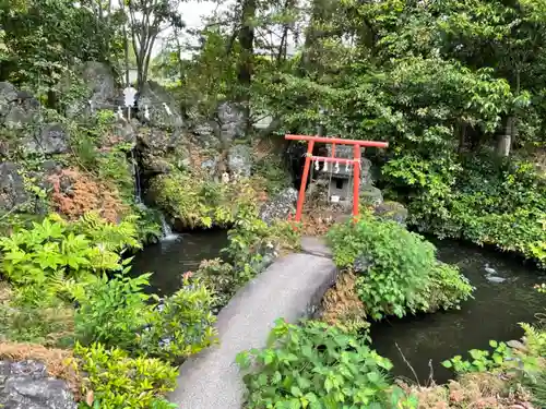 進雄神社の庭園