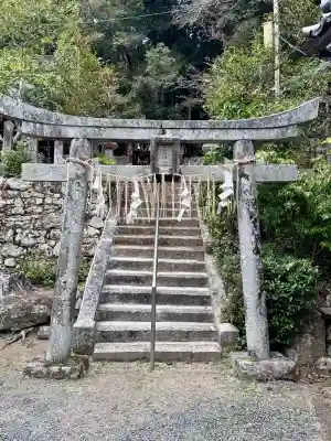石座神社の{uncategorized: "未分類", other: "その他", undefined: "問題あり", building: "その他建物", grave: "お墓", sacred_gate: "鳥居", guardian: "狛犬", statue: "像", buddha: "仏像", history: "歴史", nature: "自然", garden: "庭園", animal: "動物", pagoda: "塔", temizu: "手水舎", mountain_gate: "山門・神門", sanctuary: "本殿・本堂", subordinate: "末社・摂社", art: "芸術", scenery: "景色", jizo: "地蔵", ema: "絵馬", goshuin: "御朱印", omikuji: "おみくじ", items: "授与品その他", amulet: "お守り", goshuincho: "御朱印帳", eats: "食事", festival: "お祭り", votive_dance: "神楽", shichigosan: "七五三参", wedding: "結婚式", experience: "体験その他", initially: "初詣", around: "周辺", anti_infection: "感染症対策"}