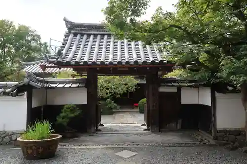 穴太寺の山門