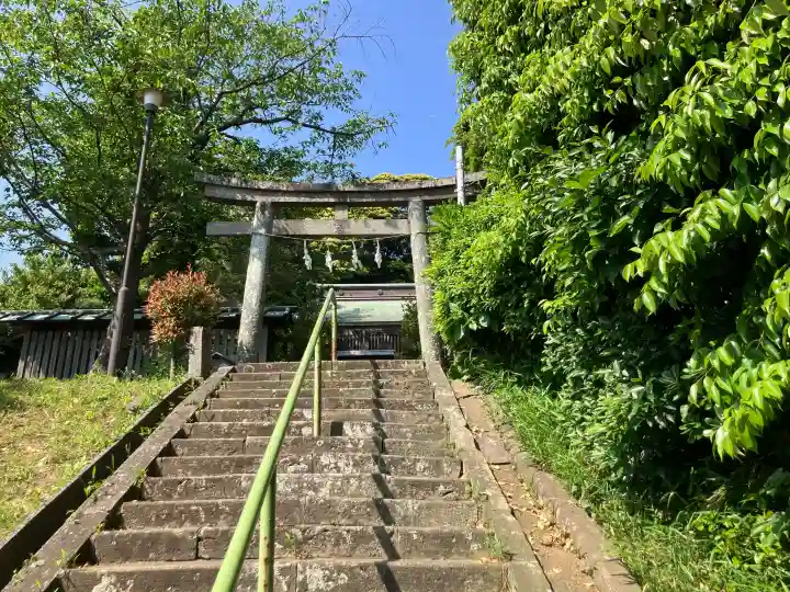諏訪神社の{uncategorized: "未分類", other: "その他", undefined: "問題あり", building: "その他建物", grave: "お墓", sacred_gate: "鳥居", guardian: "狛犬", statue: "像", buddha: "仏像", history: "歴史", nature: "自然", garden: "庭園", animal: "動物", pagoda: "塔", temizu: "手水舎", mountain_gate: "山門・神門", sanctuary: "本殿・本堂", subordinate: "末社・摂社", art: "芸術", scenery: "景色", jizo: "地蔵", ema: "絵馬", goshuin: "御朱印", omikuji: "おみくじ", items: "授与品その他", amulet: "お守り", goshuincho: "御朱印帳", eats: "食事", festival: "お祭り", votive_dance: "神楽", shichigosan: "七五三参", wedding: "結婚式", experience: "体験その他", initially: "初詣", around: "周辺", anti_infection: "感染症対策"}