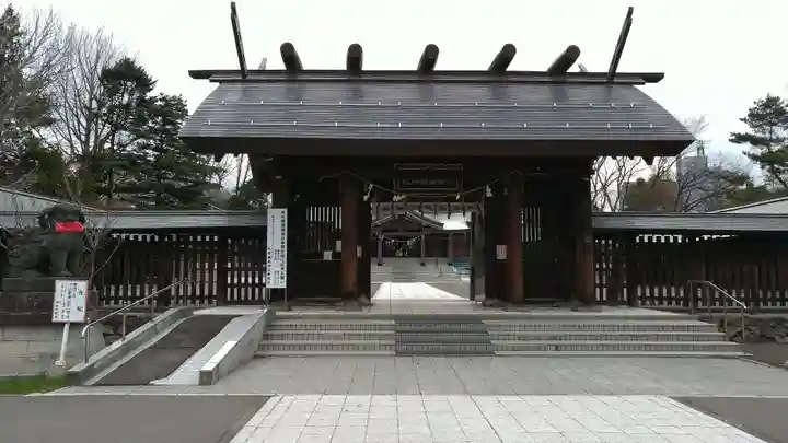 札幌護國神社の山門・神門