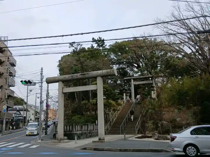 意富比神社の{uncategorized: "未分類", other: "その他", undefined: "問題あり", building: "その他建物", grave: "お墓", sacred_gate: "鳥居", guardian: "狛犬", statue: "像", buddha: "仏像", history: "歴史", nature: "自然", garden: "庭園", animal: "動物", pagoda: "塔", temizu: "手水舎", mountain_gate: "山門・神門", sanctuary: "本殿・本堂", subordinate: "末社・摂社", art: "芸術", scenery: "景色", jizo: "地蔵", ema: "絵馬", goshuin: "御朱印", omikuji: "おみくじ", items: "授与品その他", amulet: "お守り", goshuincho: "御朱印帳", eats: "食事", festival: "お祭り", votive_dance: "神楽", shichigosan: "七五三参", wedding: "結婚式", experience: "体験その他", initially: "初詣", around: "周辺", anti_infection: "感染症対策"}