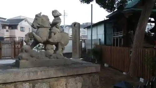 大津神社の像