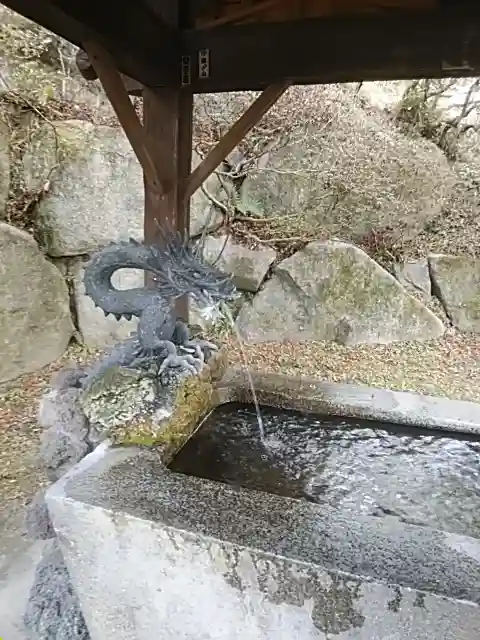 岩角山 岩角寺の手水舎