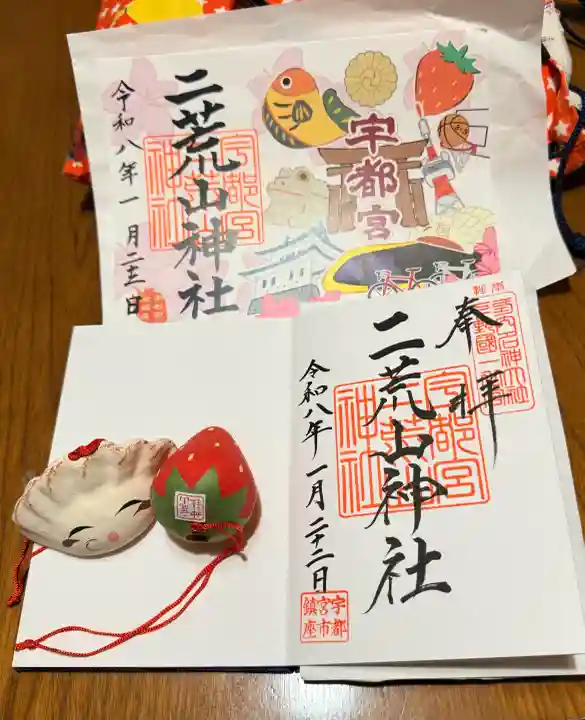 宇都宮二荒山神社の{uncategorized: "未分類", other: "その他", undefined: "問題あり", building: "その他建物", grave: "お墓", sacred_gate: "鳥居", guardian: "狛犬", statue: "像", buddha: "仏像", history: "歴史", nature: "自然", garden: "庭園", animal: "動物", pagoda: "塔", temizu: "手水舎", mountain_gate: "山門・神門", sanctuary: "本殿・本堂", subordinate: "末社・摂社", art: "芸術", scenery: "景色", jizo: "地蔵", ema: "絵馬", goshuin: "御朱印", omikuji: "おみくじ", items: "授与品その他", amulet: "お守り", goshuincho: "御朱印帳", eats: "食事", festival: "お祭り", votive_dance: "神楽", shichigosan: "七五三参", wedding: "結婚式", experience: "体験その他", initially: "初詣", around: "周辺", anti_infection: "感染症対策"}